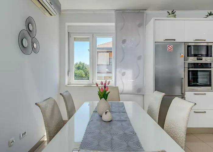 Seaview In Centre Split