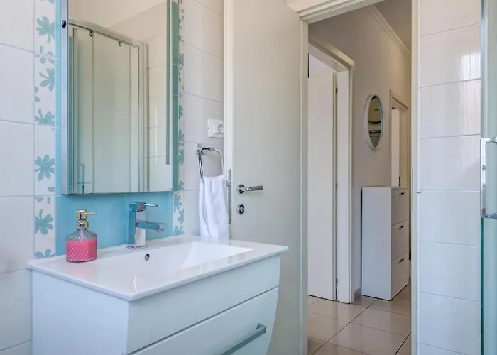 Seaview In Centre Apartment *